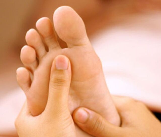 A fungal infection manifests itself primarily through peeling skin on the feet and itching. 