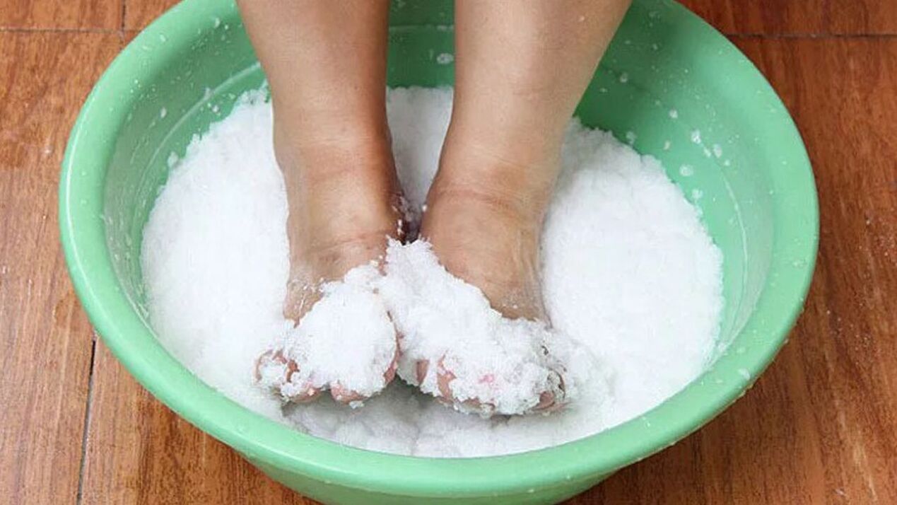 Baking soda for athlete's foot