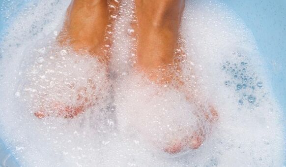 Baths with laundry soap for the treatment of toenail fungus