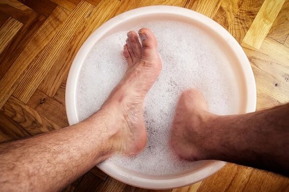 Treating fungus on toenails with a soda bath